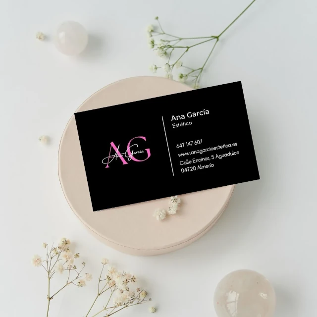 Diseño de identidad corporativa profesional para negocios en Almería, incluyendo logotipo y papelería corporativa