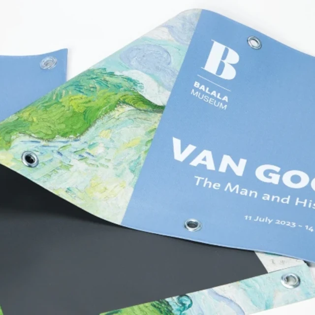 Lona publicitaria de gran formato en un entorno urbano de Almería