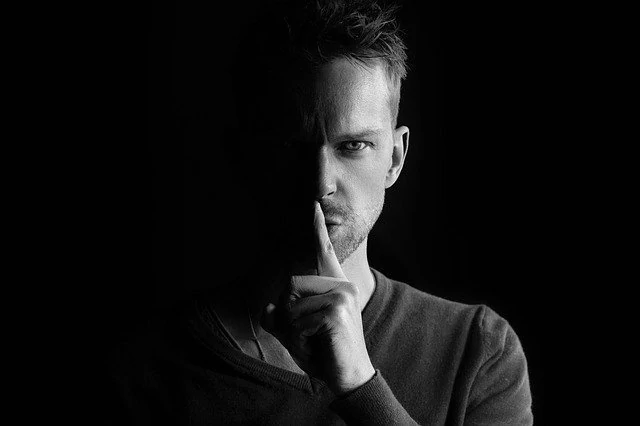 image de persona pidiendo silencio